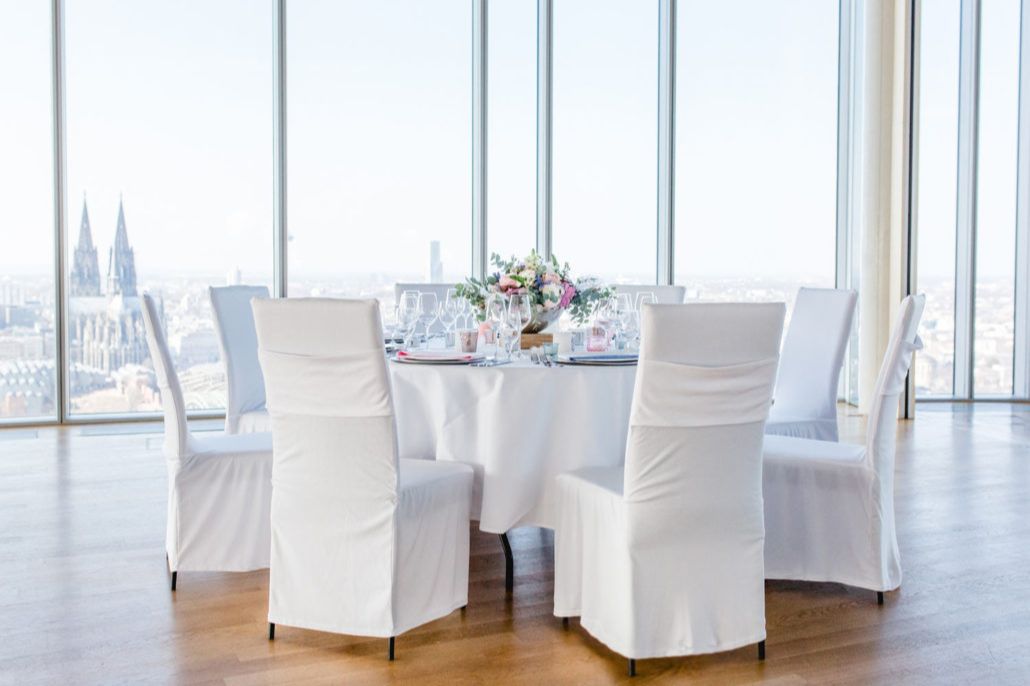 Heiraten über den Dächern von Köln - dieser Traum kann in der Hochzeitslocation KölnSKY, Teil der vBP Premiumgastronomie wahr werden