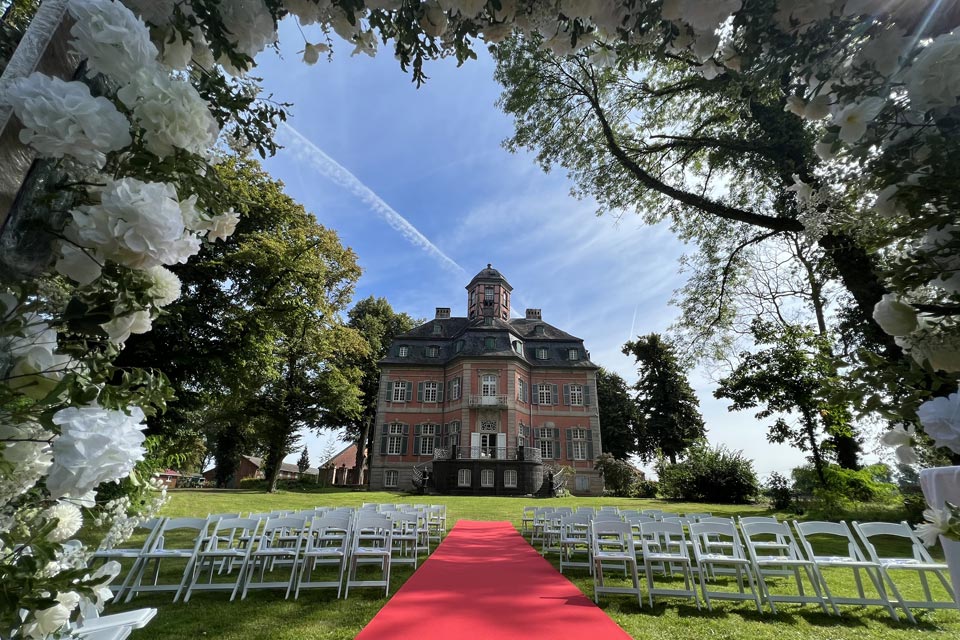 Are you dreaming of a fairytale wedding in a princess castle? Then make this dream come true at the wedding location in NRW at Arff Castle between Cologne and Düsseldorf.