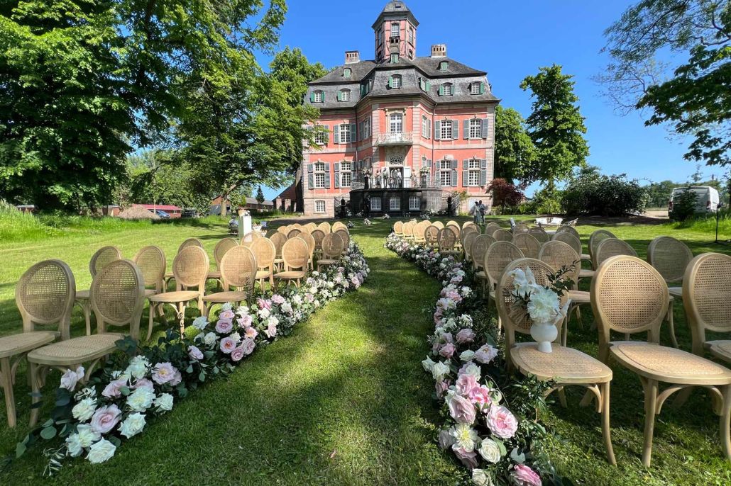 As a wedding location in NRW, Arff Castle also offers the option of a free wedding ceremony in the park