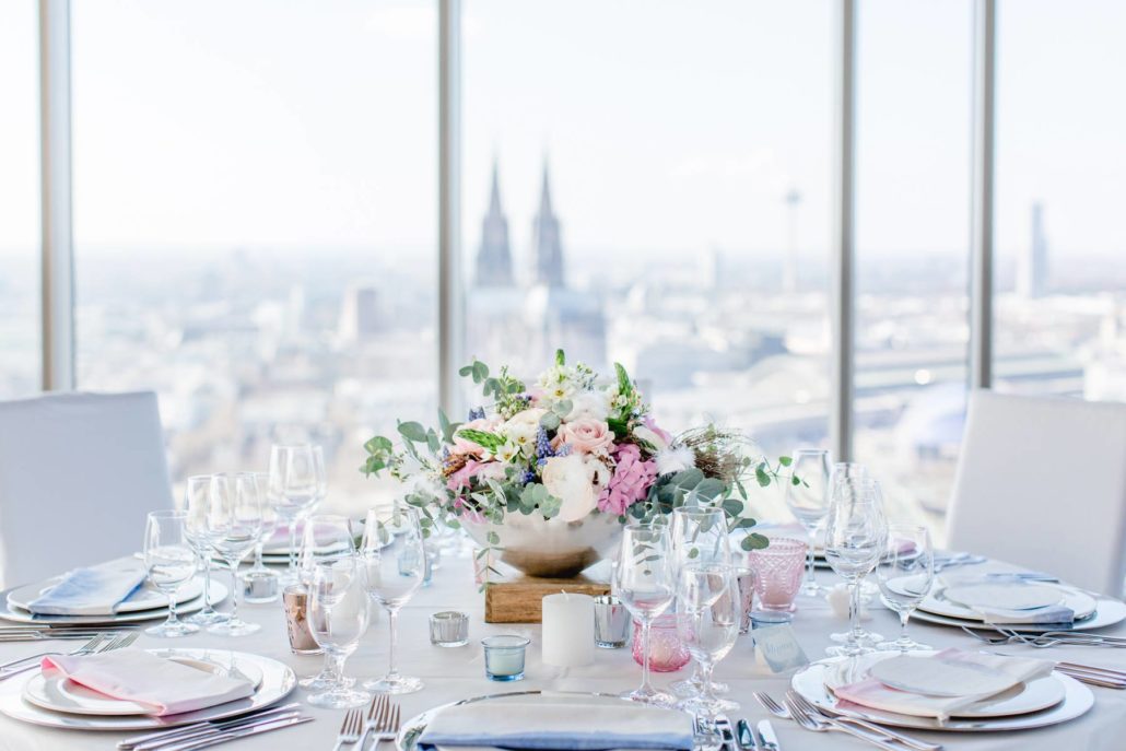 You and your guests can enjoy the first-class view over the Rhine and Cologne Cathedral from the KölnSKY