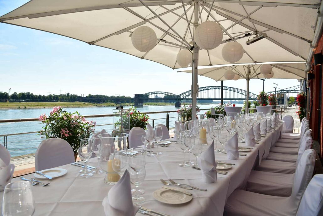 A white table with a view of the Rhine - celebrate your wedding at Restaurant Joseph's in Cologne's Rheinauhafen and enjoy the pleasures of life by the river and Austrian cuisine